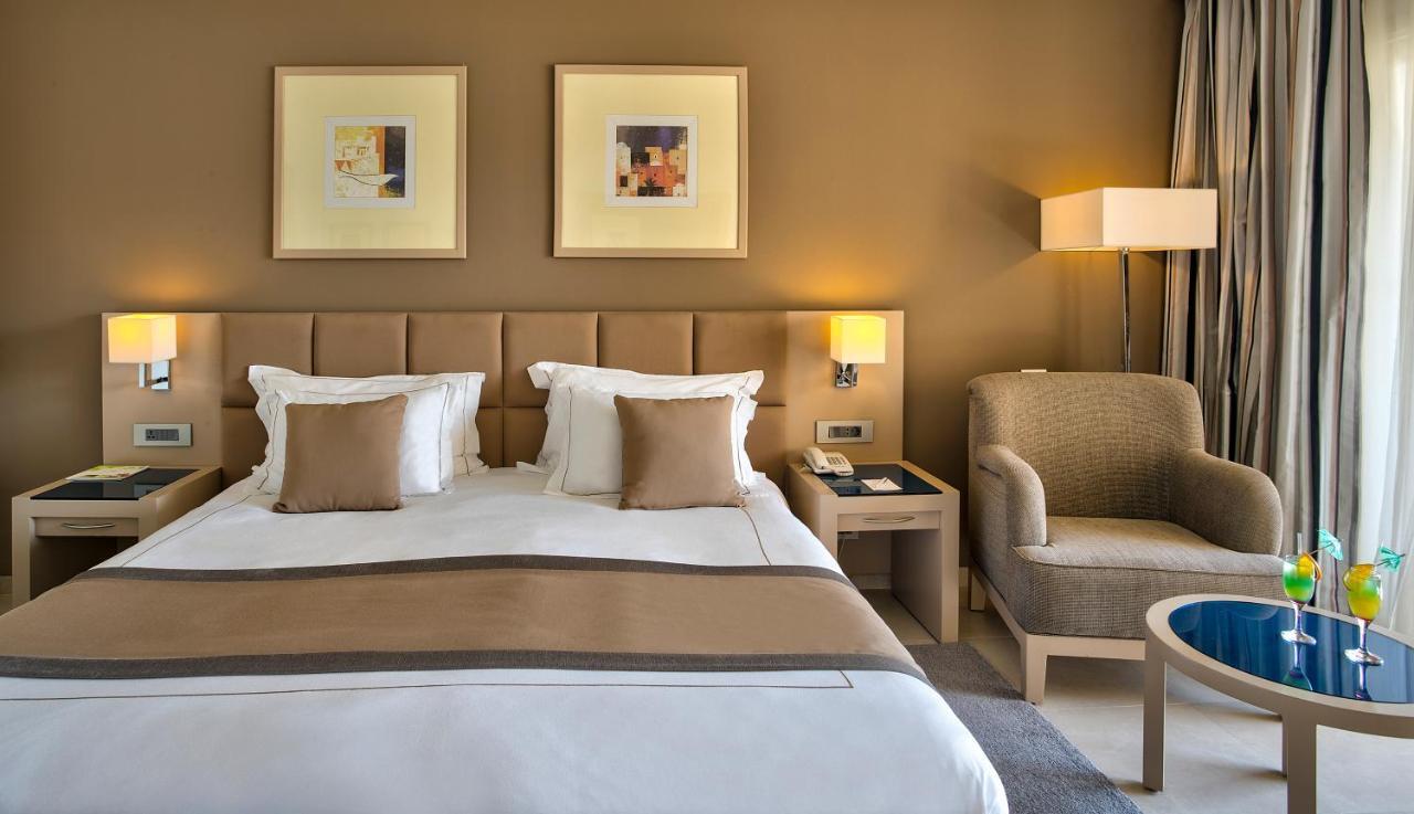 Chambre Lit King-Size - Vue sur Piscine