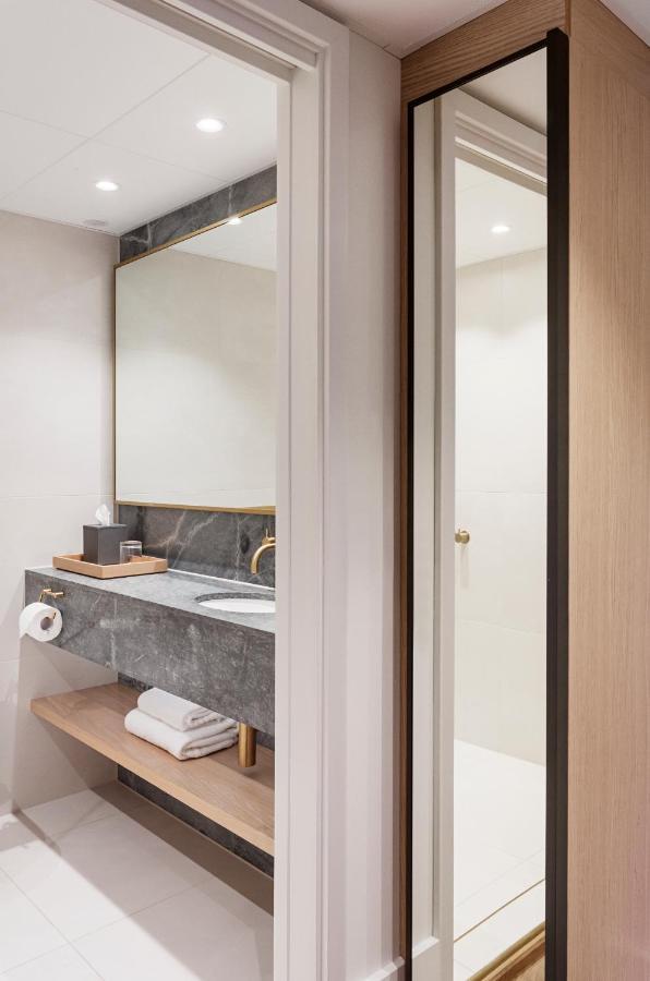 Compact Single,993430396:JPEG