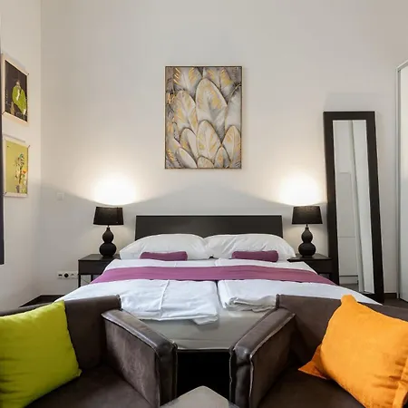 Old Town Square Residence By Emblem-2