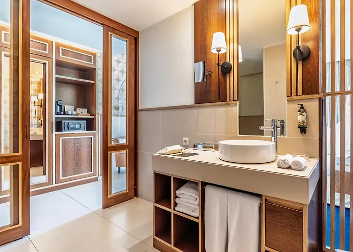 Wine & Books By The Sea, Algarve Resort Albufeira